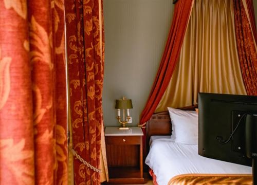 Una cama o camas en una habitación de Grand Hotel Karel V