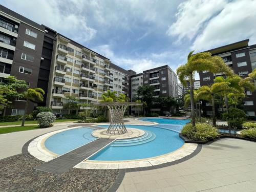 un patio con una fuente frente a algunos edificios en Spacious Two Bedroom with Pool View - Iloilo, en Iloilo City