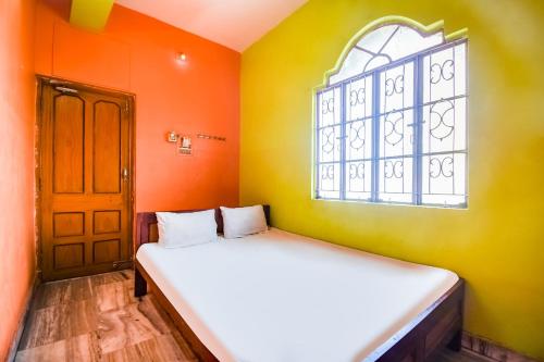 a room with two beds and a window at Hotel O Roshan in Āsansol
