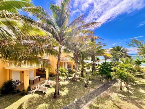 an aerial view of a house with palm trees at Beach Villa Coco in Palmar