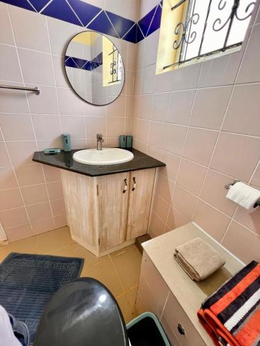 a bathroom with a sink and a mirror at Beach Villa Coco in Palmar