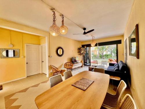 a living room with a table and a couch at Beach Villa Coco in Palmar