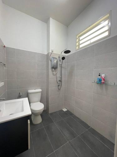 Un baño con inodoro, lavabo y ducha. en Le Cozy Home PRIVATE POOL MELAKA, en Melaka