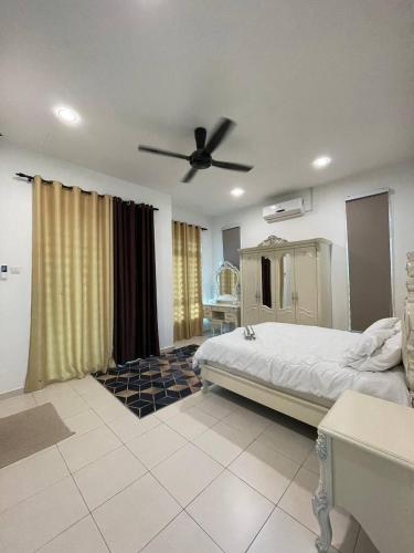 Un dormitorio con una cama y un ventilador de techo. en Le Cozy Home PRIVATE POOL MELAKA, en Melaka