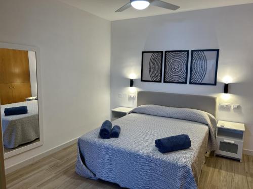 En eller flere senge i et værelse på Marina Playa Apartamento