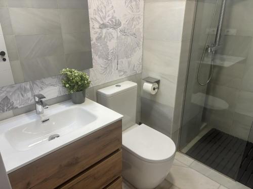 Et badeværelse på Marina Playa Apartamento