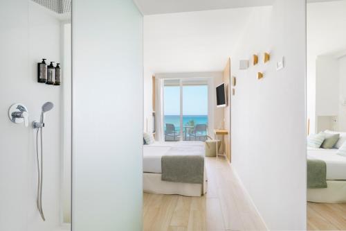 Ένα ή περισσότερα κρεβάτια σε δωμάτιο στο Iberostar Waves Bahía de Palma - Adults Only