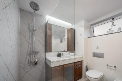 Un baño blanco con lavabo e inodoro. en Jasmineiro I by An Island Apart, en Funchal
