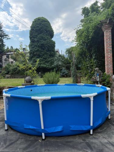 eine große blaue Wanne im Hof in der Unterkunft Casita en Finca Villa Ángeles, San Rafael in San Rafael