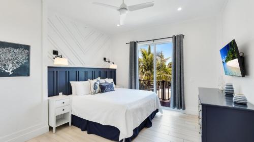 een slaapkamer met een bed en een groot raam bij Oar House in Anna Maria