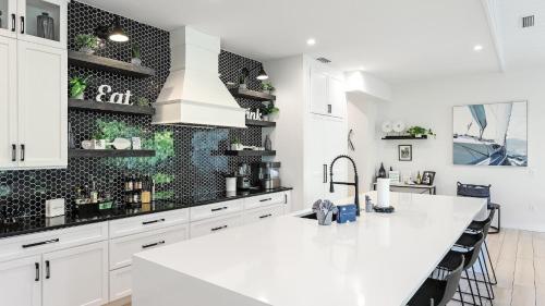 een keuken met witte kasten en een wit aanrecht bij Oar House in Anna Maria