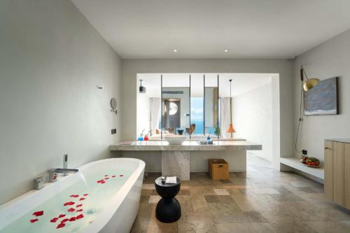 Un baño de Miyue Shenzhen Positano Cliff Seaview Beauty Hotel