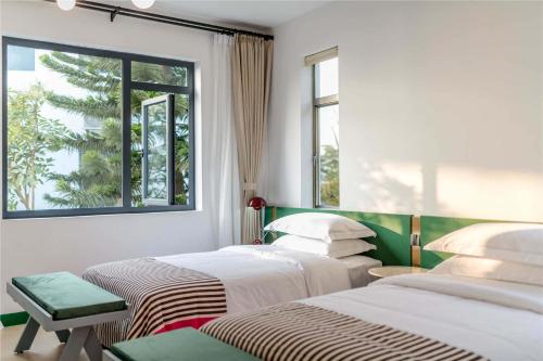 Cama o camas de una habitación en Miyue Shenzhen Positano Cliff Seaview Beauty Hotel