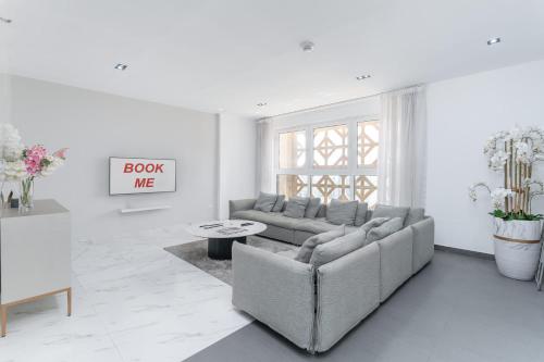 Free housekeeping visits during your stay - StayShort - JBR 2 Bed Apartment sleeps 4 with Sea Views!