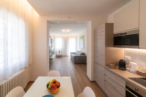 Η κουζίνα ή μικρή κουζίνα στο EnJoy Home - Appartamento Cielo - Il Canterale