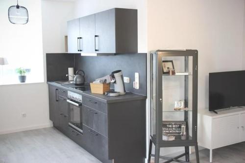 a kitchen with a stove and a refrigerator at Ferienwohnung Kleine Auszeit in Schweich