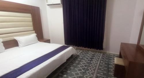 Cama o camas de una habitación en اصيل الضيافة للشقق المخدومة