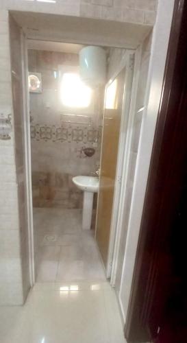 Un baño de اصيل الضيافة للشقق المخدومة