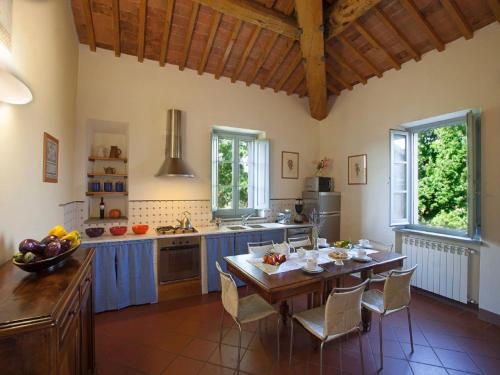 Dapur atau dapur kecil di Tuscan Escape with Pool