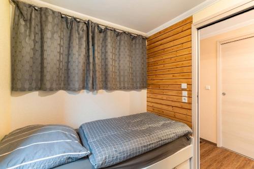 une petite chambre avec un lit et une fenêtre dans l'établissement Ferienwohnung Waldruhe, à Sasbachwalden