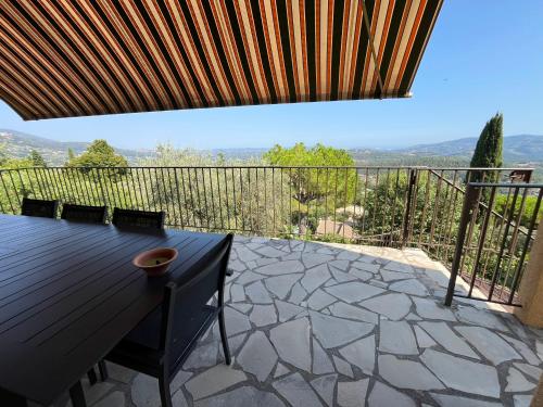 Μπαλκόνι ή βεράντα στο Villa La Baume 10 couchages, piscine, vue mer Le Tignet 06