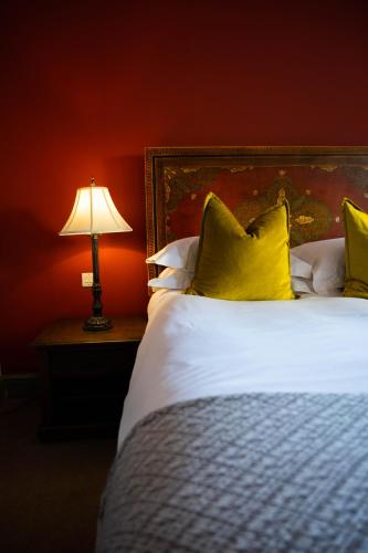 Una cama o camas en una habitación de Elephant Hotel