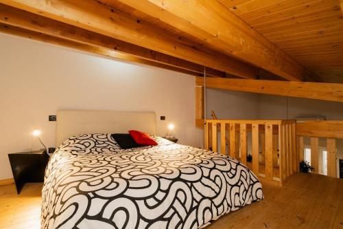 a bedroom with a black and white bed in a room at Naiadi Giudecca in Siracusa