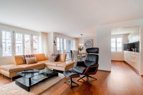 a living room with a couch and a table at Apartment Zentrum in Arni Alp