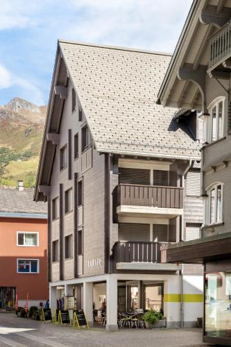 an apartment building with a balcony and tables and chairs at Apartment Zentrum in Arni Alp