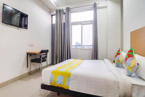 Televisyen dan/atau pusat hiburan di Hotel O Basera Homes Jankipuram