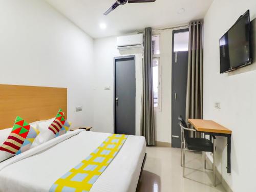 Televisyen dan/atau pusat hiburan di Hotel O Basera Homes Jankipuram