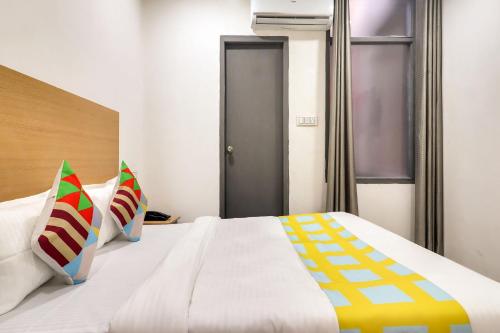 Katil atau katil-katil dalam bilik di Hotel O Basera Homes Jankipuram