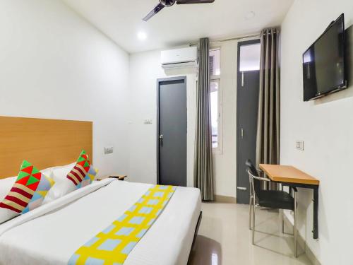 Televisyen dan/atau pusat hiburan di Hotel O Basera Homes Jankipuram