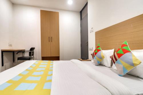 Katil atau katil-katil dalam bilik di Hotel O Basera Homes Jankipuram