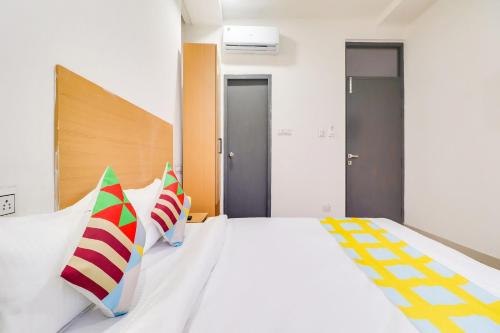 Katil atau katil-katil dalam bilik di Hotel O Basera Homes Jankipuram