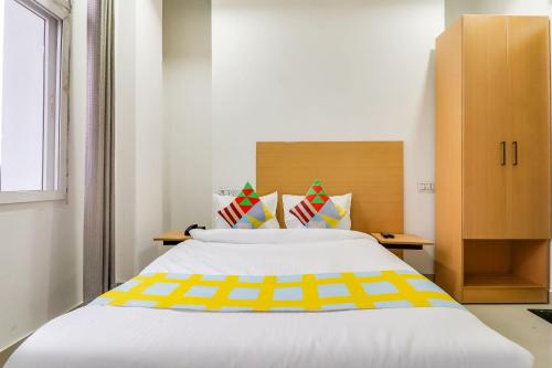 Katil atau katil-katil dalam bilik di Hotel O Basera Homes Jankipuram