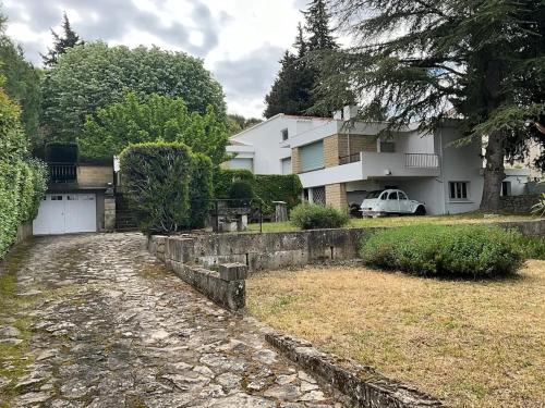 Maison spacieuse à Villeneuve-lès-Avignon avec jardin 150 m²