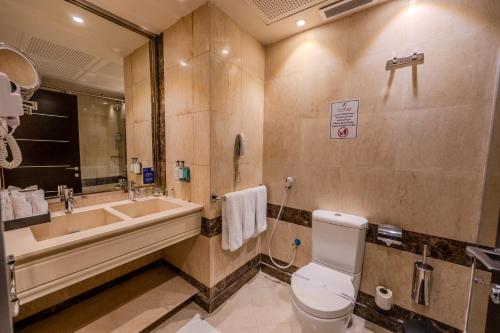 un bagno con lavandino, WC e vasca di Maysan Al Harithia Hotel a Medina