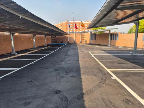 an empty parking lot in front of a building at Hotel Reston Valdemoro in Valdemoro