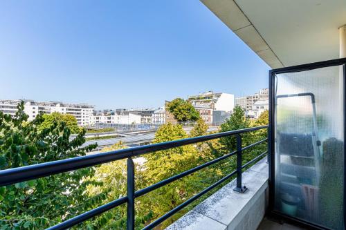 GuestReady - Sunny apartment with balcony views