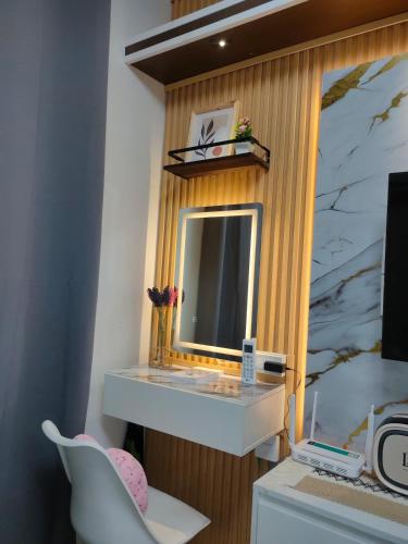 a bathroom with a mirror and a sink and a chair at ART Dreamplace 1BR Studio Pool WiFi Netflix in Suba