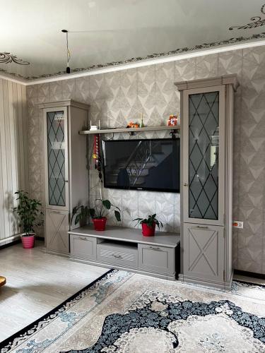 TV a/nebo společenská místnost v ubytování Zamir Guest Home