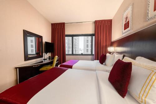 Letto o letti in una camera di Maysan Al Harithia Hotel