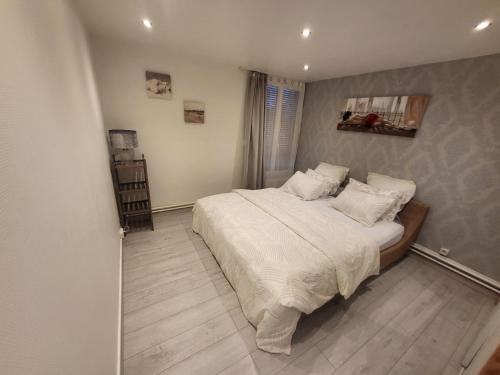 Postel nebo postele na pokoji v ubytování Lumineux appartement
