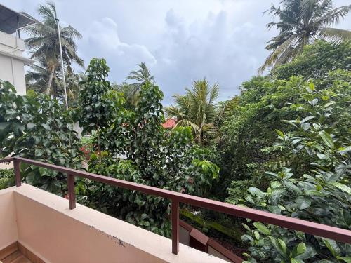 Κήπος έξω από το Room Near the Kovalam Beach Cozy Ensuite