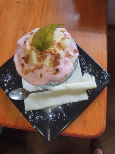 RichmondにあるMulberry Laneのスプーンと皿の上にミントの葉が乗ったカップケーキ