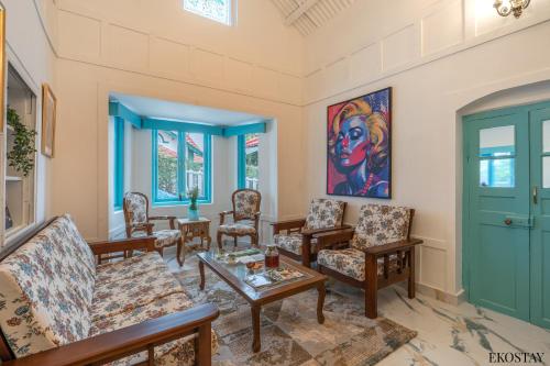 a living room with a couch and chairs at EKOSTAY - Casa Del Sol in Ooty