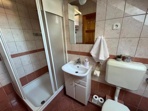 Bilik mandi di La Playa Apartman