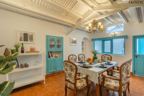 a dining room with a table and chairs at EKOSTAY - Casa Del Sol in Ooty