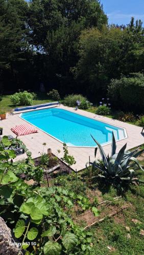 Bazén v ubytování Gîte LES HORTENSIAS 4 étoiles avec piscine nebo v jeho okolí